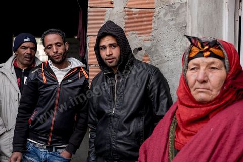22 janvier 2016 : dans le quartier populaire et deshérité de Karma sur les hauteurs de Kasserine, chez Hussein Gassoumi, maçon journalier, sa famille et amis viennnt nous parler de leurs difficultés quotidiennes, chomage, education, pauvreté, abnadon, ... Hussein Gassoumi ouvre les portes de sa maison en chantier. Les murs sont constitués de parpaings empilés les uns sur les autres, sans enduit. Aucun revêtement n’est installé au sol, laissant passer l’air froid sous les portes, et les lits sont de simples sommiers métalliques. L’électricité ? «Quand j’ai de quoi payer la facture». L’eau courante ? Non