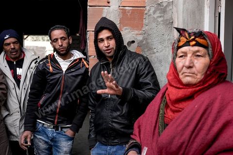 22 janvier 2016 : dans le quartier populaire et deshérité de Karma sur les hauteurs de Kasserine, chez Hussein Gassoumi, maçon journalier, sa famille et amis viennnt nous parler de leurs difficultés quotidiennes, chomage, education, pauvreté, abnadon, ... Hussein Gassoumi ouvre les portes de sa maison en chantier. Les murs sont constitués de parpaings empilés les uns sur les autres, sans enduit. Aucun revêtement n’est installé au sol, laissant passer l’air froid sous les portes, et les lits sont de simples sommiers métalliques. L’électricité ? «Quand j’ai de quoi payer la facture». L’eau courante ? Non