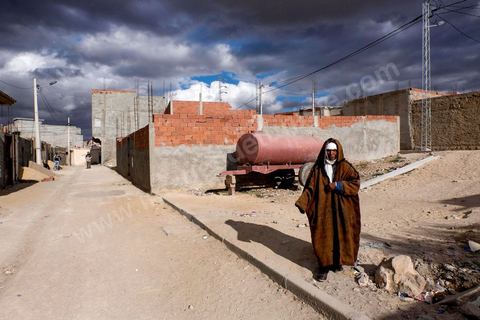January 22, 2016: Between the famous working-class and revolutionary neighborhoods of Ezzouhour and Ennour on the hills above Kasserine, the neighborhoods continue to grow in a haphazard manner. The Karma neighborhood is one of the most deprived; its residents live amid piles of trash, and some are still waiting to be connected to the water supply. In the distance, Mount Chambi dominates the horizon, serving as a reminder of the presence and danger of terrorism.