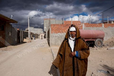 January 22, 2016: Between the famous working-class and revolutionary neighborhoods of Ezzouhour and Ennour on the hills above Kasserine, the neighborhoods continue to grow in a haphazard manner. The Karma neighborhood is one of the most deprived; its residents live amid piles of trash, and some are still waiting to be connected to the water supply. In the distance, Mount Chambi dominates the horizon, serving as a reminder of the presence and danger of terrorism.