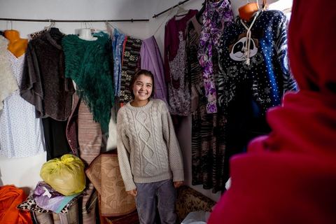 January 22, 2016: Amina and her mother welcome us into their small shop selling secondhand clothes and household odds and ends. For the past week, because of the tension, Amira’s father has forbidden her from going to school in the city center. It’s too dangerous. So the 18-year-old spends her days in Karma watching the sheep eat the plastic bags and garbage that are piling up. Amira isn’t allowed to venture too far into the neighborhood. That’s her mother’s order this time. Her mother, who runs a tiny shop, wants to keep her within sight: “Amira—I don’t want her to be harassed on the street by young people. I’m worried about her two brothers, too. Their father has allowed them to go to school, but it closes in the afternoon. I don’t want them to take advantage of that to go protest, or to be approached by terrorists.” The specter of jihadism has become a source of terror—or an opportunity—for poor families in Kasserine.