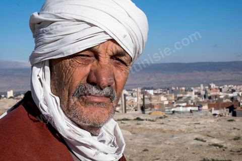 January 22, 2016: Between the famous working-class and revolutionary neighborhoods of Ezzouhour and Ennour on the hills above Kasserine, the neighborhoods continue to grow in a haphazard manner. The Karma neighborhood is one of the most deprived; its residents live amid piles of trash, and some are still waiting to be connected to the water supply. In the distance, Mount Chambi dominates the horizon, serving as a reminder of the presence and danger of terrorism.