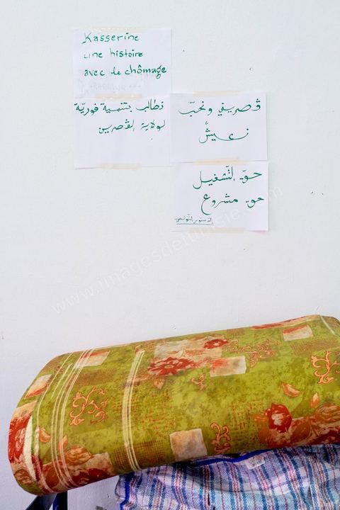 27 janvier 2016 : au gouvernorat de Kasserine, les diplômés chômeurs maintiennent depuis plusieurs semaines leur sit-in et viennent d'engager une grève de la faim sauvage. Installés dans la cour et dans une grande salle, près de 200 chômeurs crient leurs révendications au gouvernement, travail et dignité, comme lors de la révolution de 2011. Depuis 5 ans la situation ne s'est pas arrangée et l'abandon des régions intérieures est encore plus frappant, la pauvreté et la misère touchde plus ne plus de familles.