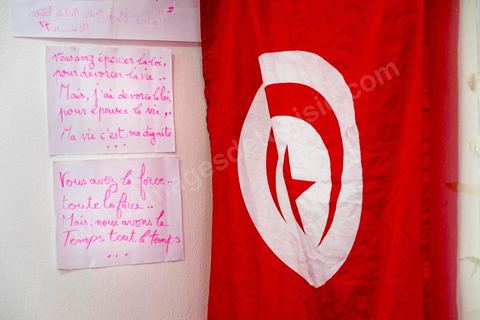 27 janvier 2016 : au gouvernorat de Kasserine, les diplômés chômeurs maintiennent depuis plusieurs semaines leur sit-in et viennent d'engager une grève de la faim sauvage. Installés dans la cour et dans une grande salle, près de 200 chômeurs crient leurs révendications au gouvernement, travail et dignité, comme lors de la révolution de 2011. Depuis 5 ans la situation ne s'est pas arrangée et l'abandon des régions intérieures est encore plus frappant, la pauvreté et la misère touchde plus ne plus de familles.