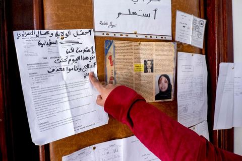 27 janvier 2016 : Les jeunes femmes chômeuses nous affichent dans les couloirs du gouvernorat leurs problématiques familiales, de santé ou de travail, couverts de diplômes ces jeunes n'arrivent pas à trouver un travail déçant. Au gouvernorat de Kasserine, les diplômés chômeurs maintiennent depuis plusieurs semaines leur sit-in et viennent d'engager une grève de la faim sauvage. Installés dans la cour et dans une grande salle, près de 200 chômeurs crient leurs révendications au gouvernement, travail et dignité, comme lors de la révolution de 2011. Depuis 5 ans la situation ne s'est pas arrangée et l'abandon des régions intérieures est encore plus frappant, la pauvreté et la misère touchde plus ne plus de familles.