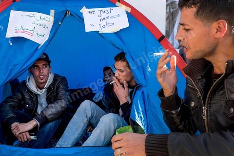 27 janvier 2016 : Yosri Harmessi, à droite, s'est cousu les lèvres. Installés dans une tente dans la cour du gouvernorat, ces trois jeunes chômeurs ont entamé une grève de la faim depuis quelques jours au gouvernorat de Kasserine, les diplômés chômeurs maintiennent depuis plusieurs semaine leur sit-in. Installés dans la cour et dans une grande salle, près de 200 chômeurs crient leurs révendications au gouvernement, travail et dignité, comme lors de la révolution de 2011. Depuis 5 ans la situation ne s'est pas arrangée et l'abandon des régions intérieures est encore plus frappant, la pauvreté et la misère touchde plus ne plus de familles.