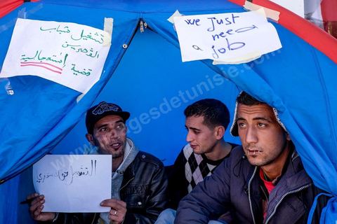 27 janvier 2016 : Yosri Harmessi, à droite, s'est cousu les lèvres. Installés dans une tente dans la cour du gouvernorat, ces trois jeunes chômeurs ont entamé une grève de la faim depuis quelques jours au gouvernorat de Kasserine, les diplômés chômeurs maintiennent depuis plusieurs semaine leur sit-in. Installés dans la cour et dans une grande salle, près de 200 chômeurs crient leurs révendications au gouvernement, travail et dignité, comme lors de la révolution de 2011. Depuis 5 ans la situation ne s'est pas arrangée et l'abandon des régions intérieures est encore plus frappant, la pauvreté et la misère touchde plus ne plus de familles.
