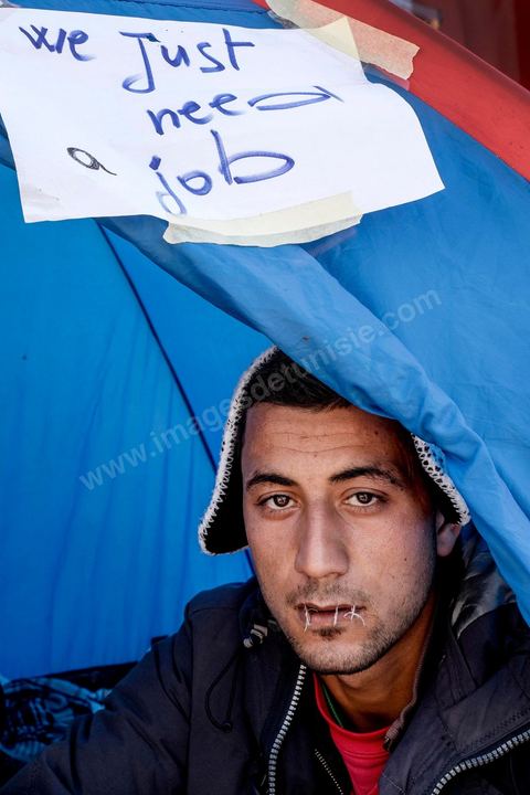 27 janvier 2016 : Yosri Harmessi s'est cousu les lèvres. Installés dans une tente dans la cour du gouvernorat, ces trois jeunes chômeurs ont entamé une grève de la faim depuis quelques jours au gouvernorat de Kasserine, les diplômés chômeurs maintiennent depuis plusieurs semaine leur sit-in. Installés dans la cour et dans une grande salle, près de 200 chômeurs crient leurs révendications au gouvernement, travail et dignité, comme lors de la révolution de 2011. Depuis 5 ans la situation ne s'est pas arrangée et l'abandon des régions intérieures est encore plus frappant, la pauvreté et la misère touchde plus ne plus de familles.