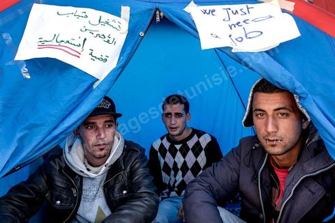 27 janvier 2016 : Yosri Harmessi, à droite, s'est cousu les lèvres. Installés dans une tente dans la cour du gouvernorat, ces trois jeunes chômeurs ont entamé une grève de la faim depuis quelques jours au gouvernorat de Kasserine, les diplômés chômeurs maintiennent depuis plusieurs semaine leur sit-in. Installés dans la cour et dans une grande salle, près de 200 chômeurs crient leurs révendications au gouvernement, travail et dignité, comme lors de la révolution de 2011. Depuis 5 ans la situation ne s'est pas arrangée et l'abandon des régions intérieures est encore plus frappant, la pauvreté et la misère touchde plus ne plus de familles.
