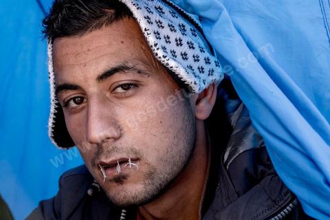 27 janvier 2016 : Yosri Harmessi s'est cousu les lèvres. Installés dans une tente dans la cour du gouvernorat, ces trois jeunes chômeurs ont entamé une grève de la faim depuis quelques jours au gouvernorat de Kasserine, les diplômés chômeurs maintiennent depuis plusieurs semaine leur sit-in. Installés dans la cour et dans une grande salle, près de 200 chômeurs crient leurs révendications au gouvernement, travail et dignité, comme lors de la révolution de 2011. Depuis 5 ans la situation ne s'est pas arrangée et l'abandon des régions intérieures est encore plus frappant, la pauvreté et la misère touchde plus ne plus de familles.