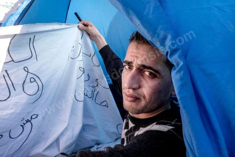 27 janvier 2016 : Soufien Kahri. Installés dans une tente dans la cour du gouvernorat, ces trois jeunes chômeurs ont entamé une grève de la faim depuis quelques jours au gouvernorat de Kasserine, les diplômés chômeurs maintiennent depuis plusieurs semaine leur sit-in. Installés dans la cour et dans une grande salle, près de 200 chômeurs crient leurs révendications au gouvernement, travail et dignité, comme lors de la révolution de 2011. Depuis 5 ans la situation ne s'est pas arrangée et l'abandon des régions intérieures est encore plus frappant, la pauvreté et la misère touchde plus ne plus de familles.