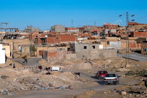 27 janvier 2016 : Quartier populaire et deshérité de Karma sur les hauteurs de Kasserine. Ici la population vit au milieu des poubelles, construisent leurs maison de façon anarchiques jusque dans les oueds. Les familles vivent entassés dans des maisons certes en dure mais dans la plus grande précarité, pas de fenêtres, pas de portes, pas de chauffage et d'eau pour certains. Le seul terrain de jeu des enafnts est les poubelles. 