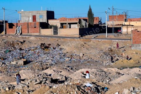 27 janvier 2016 : Quartier populaire et deshérité de Karma sur les hauteurs de Kasserine. Ici la population vit au milieu des poubelles, construisent leurs maison de façon anarchiques jusque dans les oueds. Les familles vivent entassés dans des maisons certes en dure mais dans la plus grande précarité, pas de fenêtres, pas de portes, pas de chauffage et d'eau pour certains. Le seul terrain de jeu des enafnts est les poubelles. 