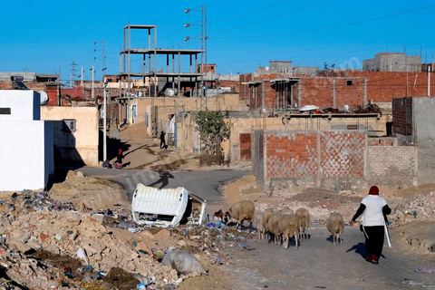 27 janvier 2016 : Quartier populaire et deshérité de Karma sur les hauteurs de Kasserine. Ici la population vit au milieu des poubelles, construisent leurs maison de façon anarchiques jusque dans les oueds. Les familles vivent entassés dans des maisons certes en dure mais dans la plus grande précarité, pas de fenêtres, pas de portes, pas de chauffage et d'eau pour certains. Le seul terrain de jeu des enafnts est les poubelles. 