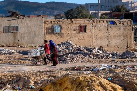 27 janvier 2016 : Quartier populaire et deshérité de Karma sur les hauteurs de Kasserine. Ici la population vit au milieu des poubelles, construisent leurs maison de façon anarchiques jusque dans les oueds. Les familles vivent entassés dans des maisons certes en dure mais dans la plus grande précarité, pas de fenêtres, pas de portes, pas de chauffage et d'eau pour certains. Le seul terrain de jeu des enafnts est les poubelles. 