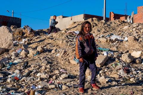 27 janvier 2016 : Quartier populaire et deshérité de Karma sur les hauteurs de Kasserine. Ici la population vit au milieu des poubelles, construisent leurs maison de façon anarchiques jusque dans les oueds. Les familles vivent entassés dans des maisons certes en dure mais dans la plus grande précarité, pas de fenêtres, pas de portes, pas de chauffage et d'eau pour certains. Le seul terrain de jeu des enafnts est les poubelles. 