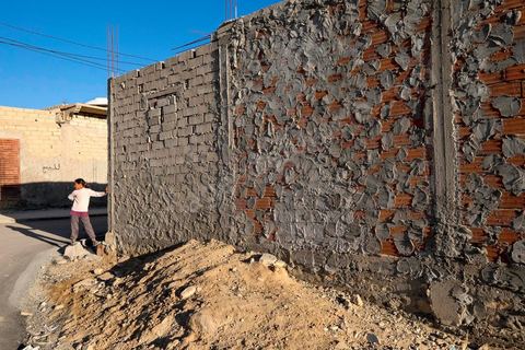27 janvier 2016 : Quartier populaire et deshérité de Karma sur les hauteurs de Kasserine. Ici la population vit au milieu des poubelles, construisent leurs maison de façon anarchiques jusque dans les oueds. Les familles vivent entassés dans des maisons certes en dure mais dans la plus grande précarité, pas de fenêtres, pas de portes, pas de chauffage et d'eau pour certains. Le seul terrain de jeu des enafnts est les poubelles. 