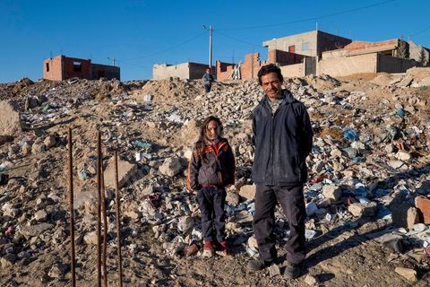 27 janvier 2016 : Quartier populaire et deshérité de Karma sur les hauteurs de Kasserine. Ici la population vit au milieu des poubelles, construisent leurs maison de façon anarchiques jusque dans les oueds. Les familles vivent entassés dans des maisons certes en dure mais dans la plus grande précarité, pas de fenêtres, pas de portes, pas de chauffage et d'eau pour certains. Le seul terrain de jeu des enafnts est les poubelles. 