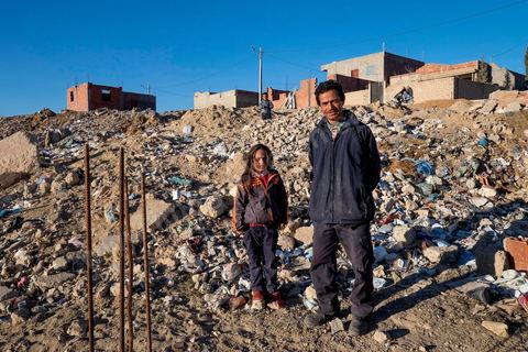 27 janvier 2016 : Quartier populaire et deshérité de Karma sur les hauteurs de Kasserine. Ici la population vit au milieu des poubelles, construisent leurs maison de façon anarchiques jusque dans les oueds. Les familles vivent entassés dans des maisons certes en dure mais dans la plus grande précarité, pas de fenêtres, pas de portes, pas de chauffage et d'eau pour certains. Le seul terrain de jeu des enafnts est les poubelles. 