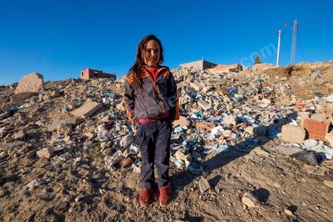 27 janvier 2016 : Quartier populaire et deshérité de Karma sur les hauteurs de Kasserine. Ici la population vit au milieu des poubelles, construisent leurs maison de façon anarchiques jusque dans les oueds. Les familles vivent entassés dans des maisons certes en dure mais dans la plus grande précarité, pas de fenêtres, pas de portes, pas de chauffage et d'eau pour certains. Le seul terrain de jeu des enafnts est les poubelles. 