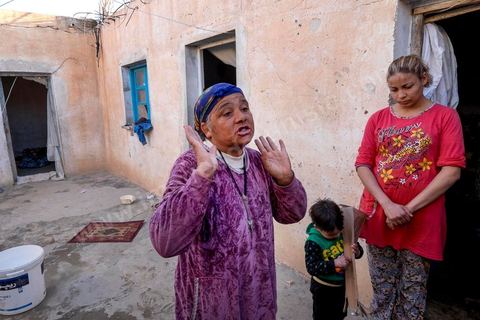 27 janvier 2016 : Sabra Abaidi nous fait visite sa masion et ses conditions de vie avec toute sa famille, fils, belle fille et petits enfants. Quartier populaire et deshérité de Karma sur les hauteurs de Kasserine. Ici la population vit au milieu des poubelles, construisent leurs maison de façon anarchiques jusque dans les oueds. Les familles vivent entassés dans des maisons certes en dure mais dans la plus grande précarité, pas de fenêtres, pas de portes, pas de chauffage et d'eau pour certains. Le seul terrain de jeu des enafnts est les poubelles. 