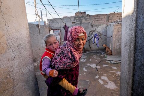 27 janvier 2016 : Chez Sabra Abaidi qui nous fait visite sa masion et ses conditions de vie avec toute sa famille, fils, belle fille et petits enfants. Quartier populaire et deshérité de Karma sur les hauteurs de Kasserine. Ici la population vit au milieu des poubelles, construisent leurs maison de façon anarchiques jusque dans les oueds. Les familles vivent entassés dans des maisons certes en dure mais dans la plus grande précarité, pas de fenêtres, pas de portes, pas de chauffage et d'eau pour certains. Le seul terrain de jeu des enfants est les poubelles. 