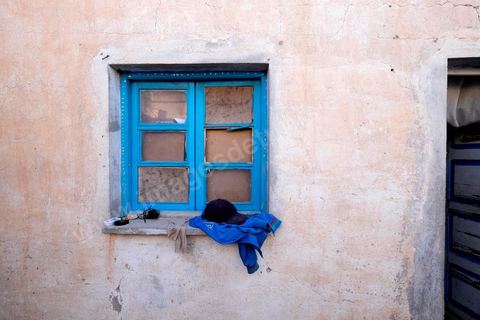 27 janvier 2016 : Sabra Abaidi nous fait visite sa masion et ses conditions de vie avec toute sa famille, fils, belle fille et petits enfants. Quartier populaire et deshérité de Karma sur les hauteurs de Kasserine. Ici la population vit au milieu des poubelles, construisent leurs maison de façon anarchiques jusque dans les oueds. Les familles vivent entassés dans des maisons certes en dure mais dans la plus grande précarité, pas de fenêtres, pas de portes, pas de chauffage et d'eau pour certains. Le seul terrain de jeu des enfants est les poubelles. 