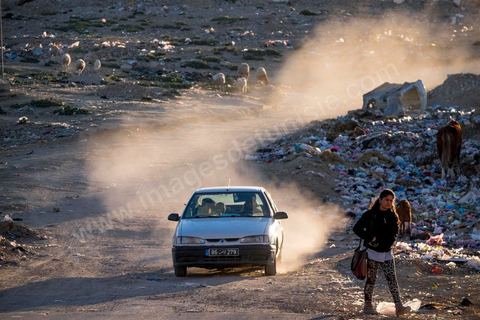 27 janvier 2016 : Quartier populaire et deshérité de Karma sur les hauteurs de Kasserine. Ici la population vit au milieu des poubelles, construisent leurs maison de façon anarchiques jusque dans les oueds. Les familles vivent entassés dans des maisons certes en dure mais dans la plus grande précarité, pas de fenêtres, pas de portes, pas de chauffage et d'eau pour certains. Le seul terrain de jeu des enfants est les poubelles. 