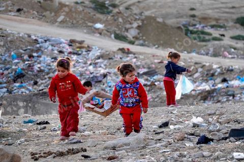 27 janvier 2016 : les poubelles sont le terrain de jeu quotidien des plus jeunes enfants, deux jeunes filles ramassent les sachets vides des biscuits pour enfants. Quartier populaire et deshérité de Karma sur les hauteurs de Kasserine. Ici la population vit au milieu des poubelles, construit leurs maison de façon anarchiques jusque dans les oueds. Les familles vivent entassés dans des maisons certes en dure mais dans la plus grande précarité, pas de fenêtres, pas de portes, pas de chauffage et d'eau pour certains. 