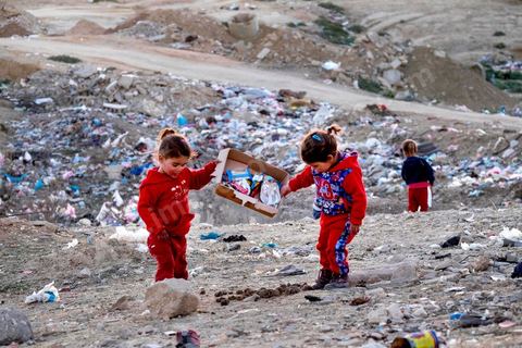 27 janvier 2016 : les poubelles sont le terrain de jeu quotidien des plus jeunes enfants, deux jeunes filles ramassent les sachets vides des biscuits pour enfants. Quartier populaire et deshérité de Karma sur les hauteurs de Kasserine. Ici la population vit au milieu des poubelles, construit leurs maison de façon anarchiques jusque dans les oueds. Les familles vivent entassés dans des maisons certes en dure mais dans la plus grande précarité, pas de fenêtres, pas de portes, pas de chauffage et d'eau pour certains. 