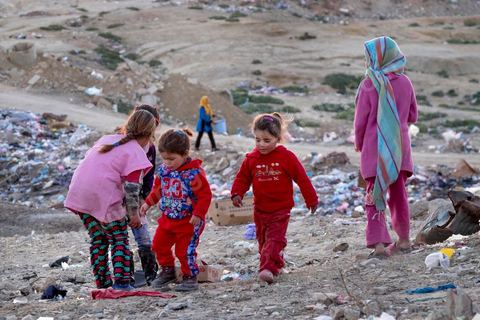 27 janvier 2016 : les poubelles sont le terrain de jeu quotidien des plus jeunes enfants, deux jeunes filles ramassent les sachets vides des biscuits pour enfants. Quartier populaire et deshérité de Karma sur les hauteurs de Kasserine. Ici la population vit au milieu des poubelles, construit leurs maison de façon anarchiques jusque dans les oueds. Les familles vivent entassés dans des maisons certes en dure mais dans la plus grande précarité, pas de fenêtres, pas de portes, pas de chauffage et d'eau pour certains. 