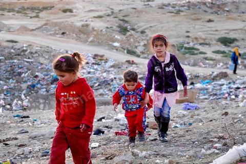 27 janvier 2016 : les poubelles sont le terrain de jeu quotidien des plus jeunes enfants, deux jeunes filles ramassent les sachets vides des biscuits pour enfants. Quartier populaire et deshérité de Karma sur les hauteurs de Kasserine. Ici la population vit au milieu des poubelles, construit leurs maison de façon anarchiques jusque dans les oueds. Les familles vivent entassés dans des maisons certes en dure mais dans la plus grande précarité, pas de fenêtres, pas de portes, pas de chauffage et d'eau pour certains. 