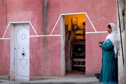 27 janvier 2016 : Quartier populaire et deshérité de Karma sur les hauteurs de Kasserine. Ici la population vit au milieu des poubelles, construisent leurs maison de façon anarchiques jusque dans les oueds. Les familles vivent entassés dans des maisons certes en dure mais dans la plus grande précarité, pas de fenêtres, pas de portes, pas de chauffage et d'eau pour certains. Le seul terrain de jeu des enfants est les poubelles. 