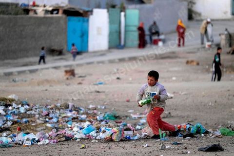 27 janvier 2016 : Quartier populaire et deshérité de Karma sur les hauteurs de Kasserine. Ici la population vit au milieu des poubelles, construisent leurs maison de façon anarchiques jusque dans les oueds. Les familles vivent entassés dans des maisons certes en dure mais dans la plus grande précarité, pas de fenêtres, pas de portes, pas de chauffage et d'eau pour certains. Le seul terrain de jeu des enfants est les poubelles. 