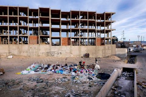 28 janvier 2016 : derrière la rue principale du centre de Kasserine, chaque jour des femmes et des hommes bravent à la première heure du jour le froid pour s'assurer une place sur ce terrain vague pour vendre des frippes. La situation extrémement précaire de très nombreuses familles de la ville et de la région poussent les gens à développer des marchés parallèles. 