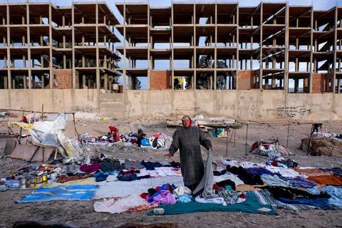 28 janvier 2016 : derrière la rue principale du centre de Kasserine, chaque jour des femmes et des hommes bravent à la première heure du jour le froid pour s'assurer une place sur ce terrain vague pour vendre des frippes. La situation extrémement précaire de très nombreuses familles de la ville et de la région poussent les gens à développer des marchés parallèles. 