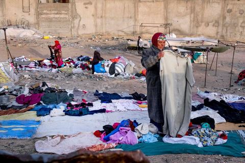 28 janvier 2016 : derrière la rue principale du centre de Kasserine, chaque jour des femmes et des hommes bravent à la première heure du jour le froid pour s'assurer une place sur ce terrain vague pour vendre des frippes. La situation extrémement précaire de très nombreuses familles de la ville et de la région poussent les gens à développer des marchés parallèles. 