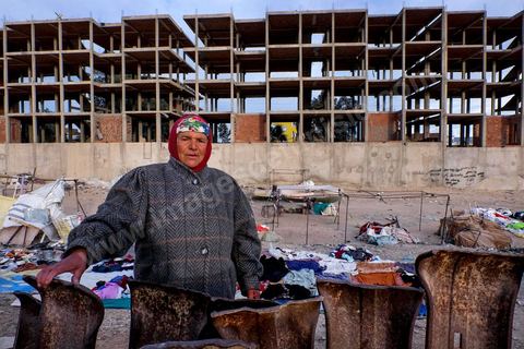 28 janvier 2016 : derrière la rue principale du centre de Kasserine, chaque jour des femmes et des hommes bravent à la première heure du jour le froid pour s'assurer une place sur ce terrain vague pour vendre des frippes. La situation extrémement précaire de très nombreuses familles de la ville et de la région poussent les gens à développer des marchés parallèles. 