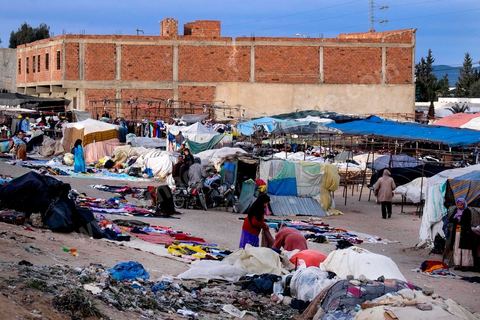 28 janvier 2016 : derrière la rue principale du centre de Kasserine, chaque jour des femmes et des hommes bravent à la première heure du jour le froid pour s'assurer une place sur ce terrain vague pour vendre des frippes. La situation extrémement précaire de très nombreuses familles de la ville et de la région poussent les gens à développer des marchés parallèles. 
