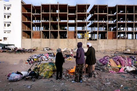 28 janvier 2016 : derrière la rue principale du centre de Kasserine, chaque jour des femmes et des hommes bravent à la première heure du jour le froid pour s'assurer une place sur ce terrain vague pour vendre des frippes. La situation extrémement précaire de très nombreuses familles de la ville et de la région poussent les gens à développer des marchés parallèles. 