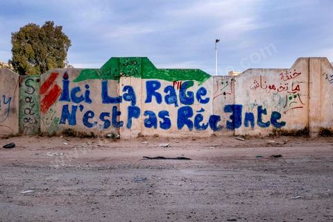 28 janvier 2016 : "Ici la rage n'est pas récente".  Au centre de Kasserine, les murs des rues sont couverts des slogans de la révolution et de l'histoire de cette région. un autre cri d'une population abandonnée et deshéritée de cette région de l'intérieur de la Tunisie