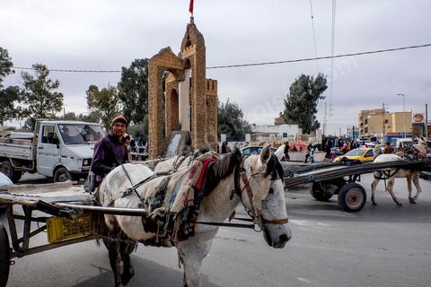 28 janvier 2016 : au rond point de la Cité Ennour, lieu de protestation, marqué par les restes des monuments publics de Zaba, entre marchés populaires et parallèles, la circulation dense entre calèches et véhicules motorisés.
