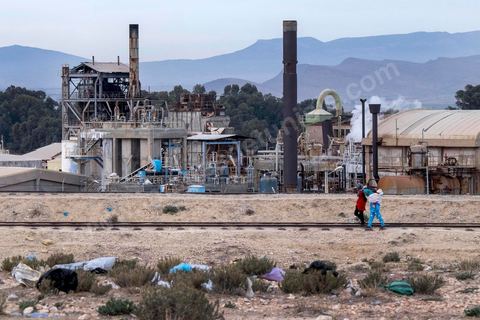 28 janvier 2016 : sur les hauteurs de Kasserine, derrière l'usine polluante de cellulose, entre bidonville et aménagement de l'état en cours.