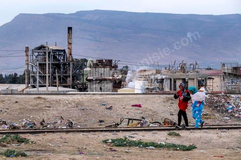 28 janvier 2016 : sur les hauteurs de Kasserine, derrière l'usine polluante de cellulose, entre bidonville et aménagement de l'état en cours.