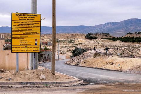 28 janvier 2016 : sur les hauteurs de Kasserine, derrière l'usine polluante de cellulose, entre bidonville et aménagement de l'état en cours.