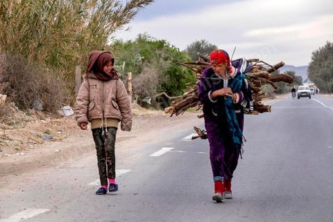 28 janvier 2016 : les femmes partent en campagne chercher du bois pour chauffer leur maison. 