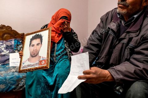 27 janvier 2016 : Saadi, la mère, à la maison familiale de Ridha Yahyaoui. Samedi 16 janvier, devant le siège du gouvernorat, alors que ses camarades fêtent leur embauche, Ridha Yahyaoui est sous le choc. Son nom a été barré de la liste sans explication. Il escalade un poteau électrique et menace de se suicider. Il est électrocuté sur le champ. Le soir même, Ridha décède à l’hôpital de Sfax où il a été transféré. Issu du quartier Karma à Kasserine, Ridha, 26 ans, technicien supérieur en mécanique électrique, est au chômage depuis cinq ans. Actif dans le mouvement des chômeurs diplômés de la région, il participe, début février 2015, à un sit-in au siège du gouvernorat. Le 16 février 2015, les sit-ineurs signent un accord avec le gouvernement local. Onze mois plus tard, les chômeurs, sit-inneurs, sont enfin convoqués au gouvernorat pour signer leurs contrats de travail. Entre temps, la liste a changé. Le premier délégué a barré six noms y compris celui de Ridha et les a remplacé par onze nouvelles personnes.