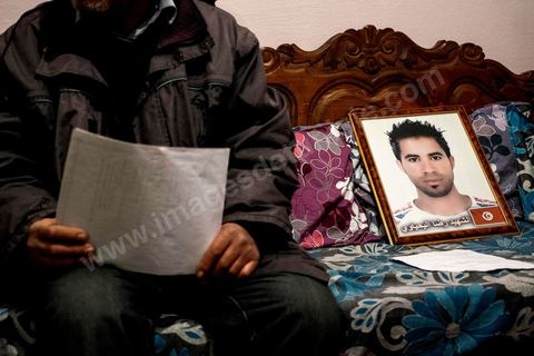 27 janvier 2016 : Saadi, la mère, à la maison familiale de Ridha Yahyaoui. Samedi 16 janvier, devant le siège du gouvernorat, alors que ses camarades fêtent leur embauche, Ridha Yahyaoui est sous le choc. Son nom a été barré de la liste sans explication. Il escalade un poteau électrique et menace de se suicider. Il est électrocuté sur le champ. Le soir même, Ridha décède à l’hôpital de Sfax où il a été transféré. Issu du quartier Karma à Kasserine, Ridha, 26 ans, technicien supérieur en mécanique électrique, est au chômage depuis cinq ans. Actif dans le mouvement des chômeurs diplômés de la région, il participe, début février 2015, à un sit-in au siège du gouvernorat. Le 16 février 2015, les sit-ineurs signent un accord avec le gouvernement local. Onze mois plus tard, les chômeurs, sit-inneurs, sont enfin convoqués au gouvernorat pour signer leurs contrats de travail. Entre temps, la liste a changé. Le premier délégué a barré six noms y compris celui de Ridha et les a remplacé par onze nouvelles personnes.