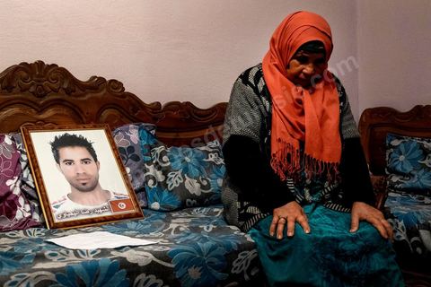 27 janvier 2016 : Saadi, la mère, à la maison familiale de Ridha Yahyaoui. Samedi 16 janvier, devant le siège du gouvernorat, alors que ses camarades fêtent leur embauche, Ridha Yahyaoui est sous le choc. Son nom a été barré de la liste sans explication. Il escalade un poteau électrique et menace de se suicider. Il est électrocuté sur le champ. Le soir même, Ridha décède à l’hôpital de Sfax où il a été transféré. Issu du quartier Karma à Kasserine, Ridha, 26 ans, technicien supérieur en mécanique électrique, est au chômage depuis cinq ans. Actif dans le mouvement des chômeurs diplômés de la région, il participe, début février 2015, à un sit-in au siège du gouvernorat. Le 16 février 2015, les sit-ineurs signent un accord avec le gouvernement local. Onze mois plus tard, les chômeurs, sit-inneurs, sont enfin convoqués au gouvernorat pour signer leurs contrats de travail. Entre temps, la liste a changé. Le premier délégué a barré six noms y compris celui de Ridha et les a remplacé par onze nouvelles personnes.