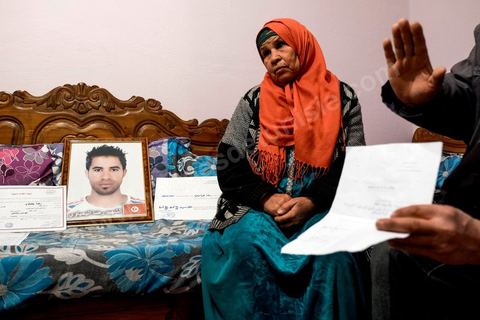 27 janvier 2016 : Saadi, la mère, à la maison familiale de Ridha Yahyaoui. Samedi 16 janvier, devant le siège du gouvernorat, alors que ses camarades fêtent leur embauche, Ridha Yahyaoui est sous le choc. Son nom a été barré de la liste sans explication. Il escalade un poteau électrique et menace de se suicider. Il est électrocuté sur le champ. Le soir même, Ridha décède à l’hôpital de Sfax où il a été transféré. Issu du quartier Karma à Kasserine, Ridha, 26 ans, technicien supérieur en mécanique électrique, est au chômage depuis cinq ans. Actif dans le mouvement des chômeurs diplômés de la région, il participe, début février 2015, à un sit-in au siège du gouvernorat. Le 16 février 2015, les sit-ineurs signent un accord avec le gouvernement local. Onze mois plus tard, les chômeurs, sit-inneurs, sont enfin convoqués au gouvernorat pour signer leurs contrats de travail. Entre temps, la liste a changé. Le premier délégué a barré six noms y compris celui de Ridha et les a remplacé par onze nouvelles personnes.